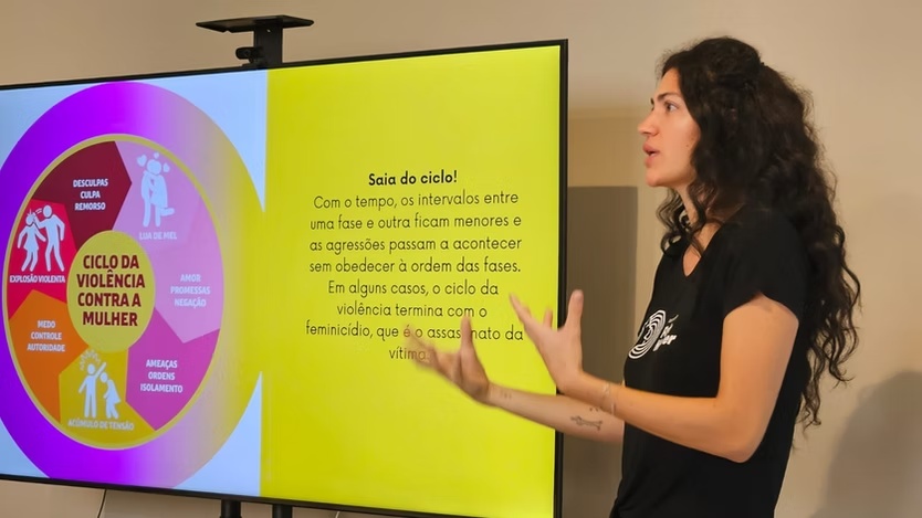 Mulheres reunidas no espaço do projeto
